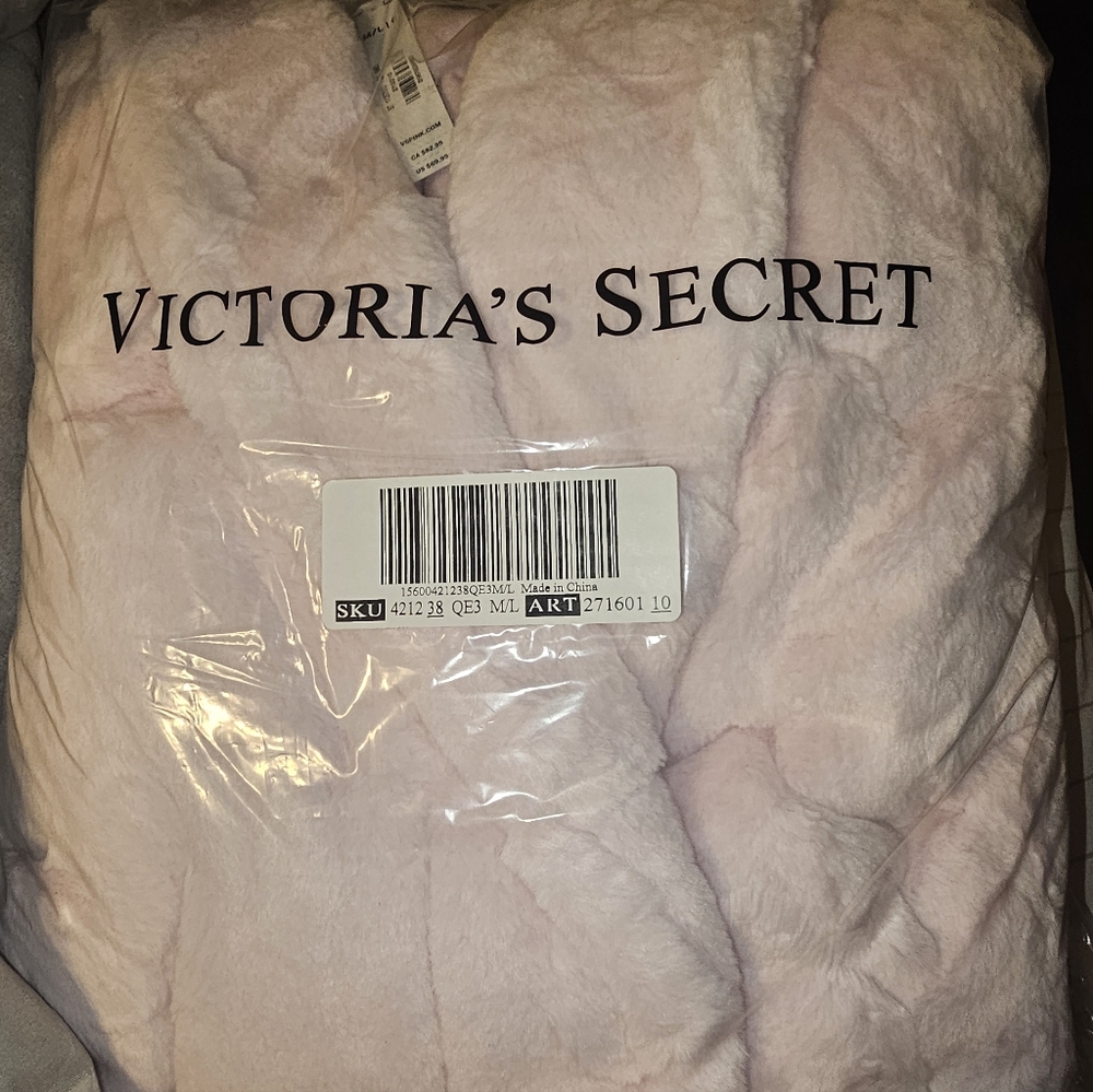 Victoria Secret Matching Robe And Slippers - Picture 4 of 5